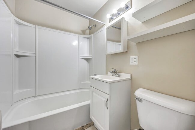 Building Photo - Charming 1-Bedroom Lower Apartment — West Side Green Bay