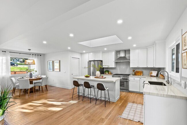 Building Photo - 880 Pinehurst Dr