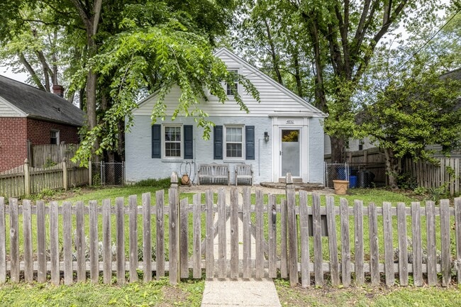 Building Photo - 4850 Crescent St