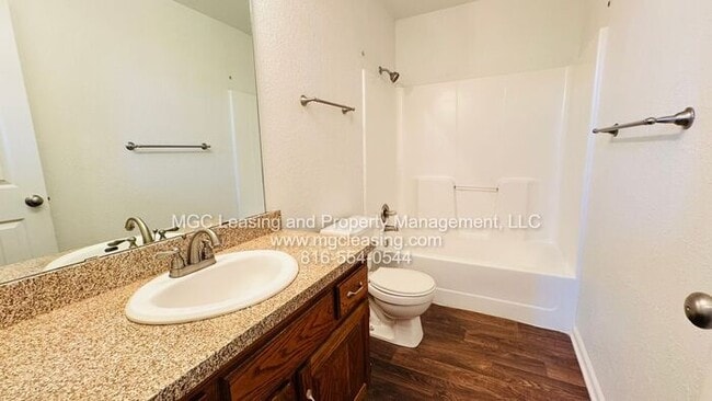 Building Photo - 3 bedroom Duplex with unique floor plan in...