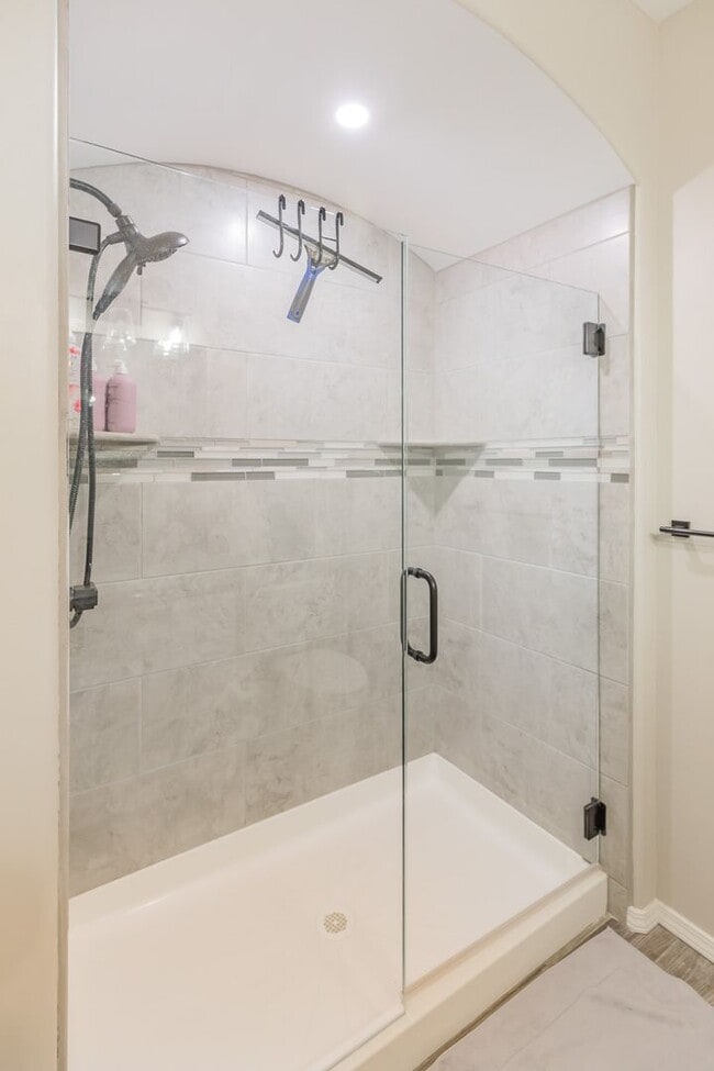 Building Photo - Modern 4 Bed 3 Bath - Pets Allowed!