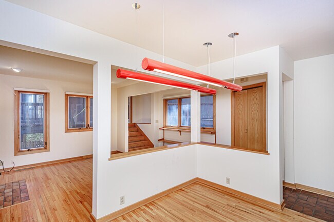 Building Photo - 1424 Bradford Dr