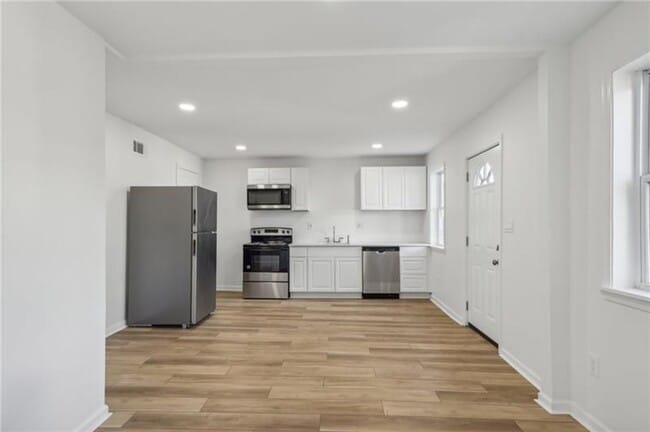 Building Photo - HOME FOR THE HOLIDAYS SPECIAL!-4 BEDROOM HOME IN FOX CHAPEL