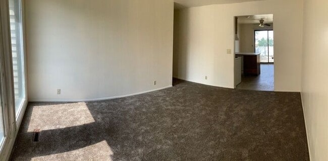 Building Photo - West Valley Town home - Large Backyard!