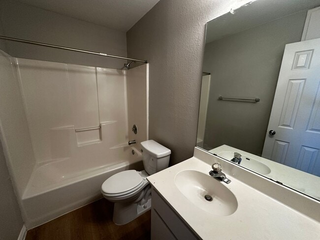 Building Photo - Ginder Properties2 (2906 Kestrel Dr)