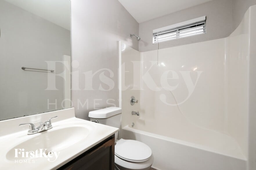 Building Photo - 3810 Riversong Dr NW
