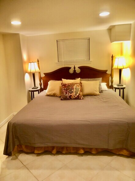 KING BR #1 FRONT - 2401 General Pershing St