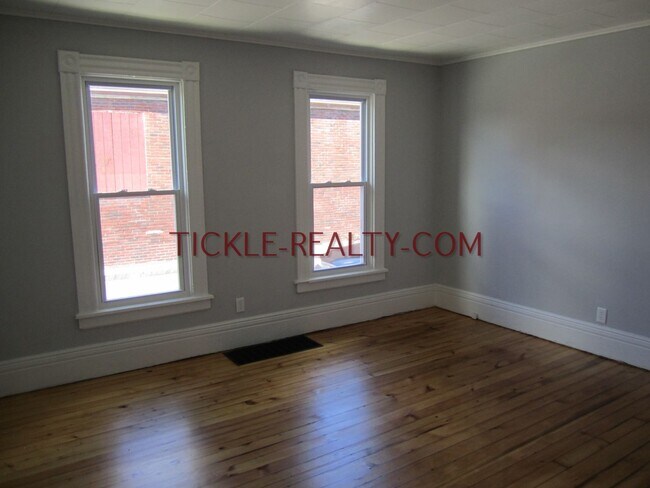 Building Photo - 3 Bedroom Single Family House