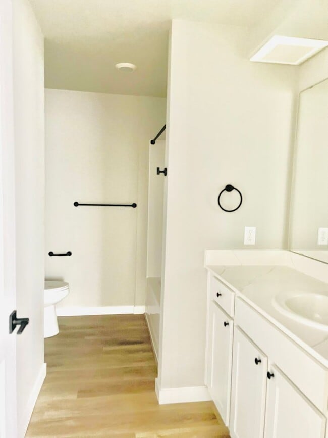 Building Photo - $1,000 Off 1st Month's Rent! 3 Bedroom, 1.5 Bathroom in Barkley Neighborhood!