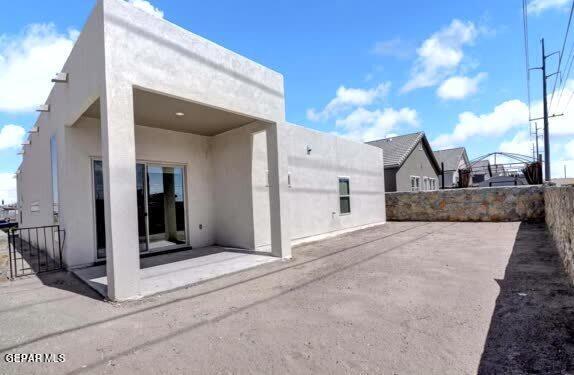 Building Photo - Open floor plan. 4 Bedrooms, 2.5 baths, 2 ...