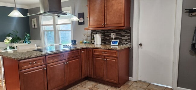 Building Photo - Large 2 Bedroom Rambler with 2 Primary Sui...