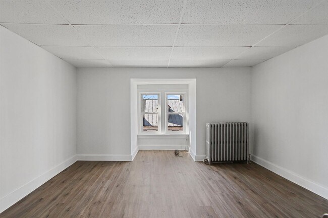 Building Photo - Spacious 5 Bedroom, 1 Bath Home!