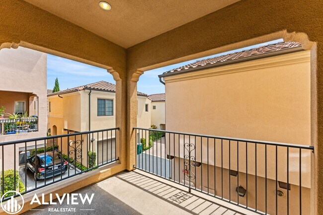 Building Photo - Your Next Home Awaits – Beautiful 3-Bedroom Irvine Townhome