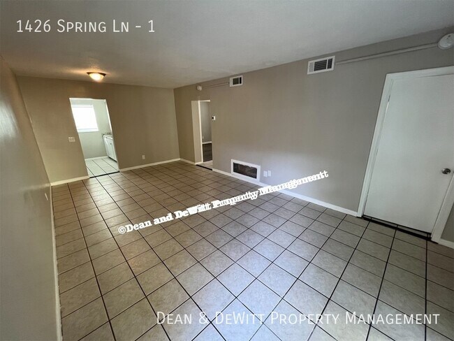 Building Photo - 1426 Spring Ln