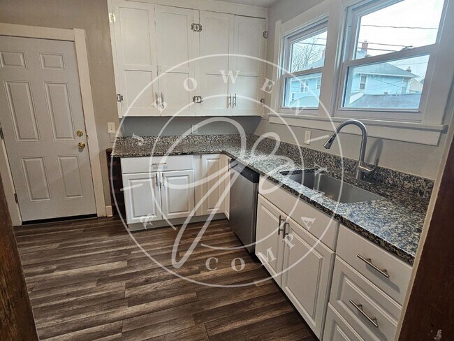 Building Photo - Beautiful 2 Bedroom Lower Duplex