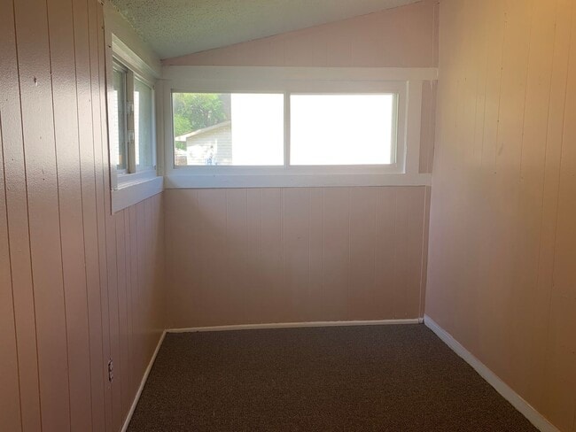 Building Photo - A quaint three bedroom one bath single family house in Five Points