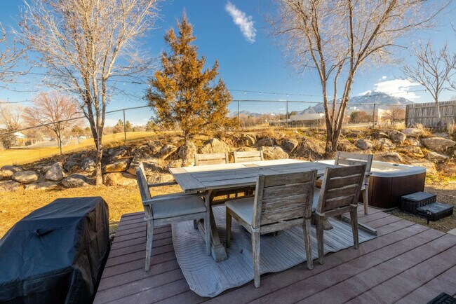 Building Photo - 1157 E Sego Lily Dr