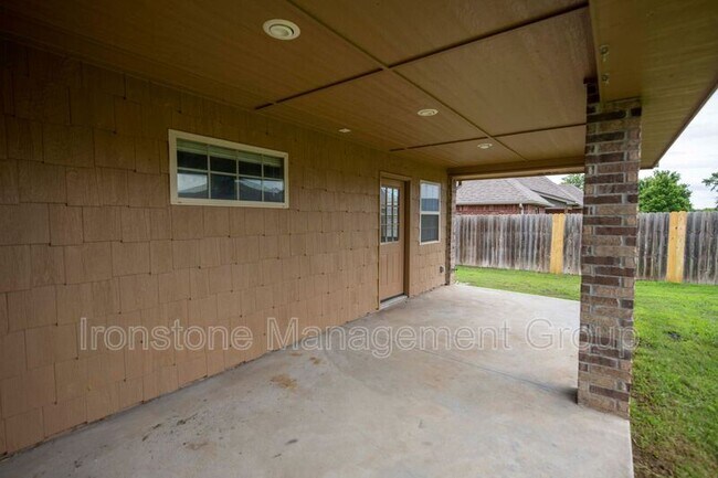 Building Photo - 120 W Dogwood St