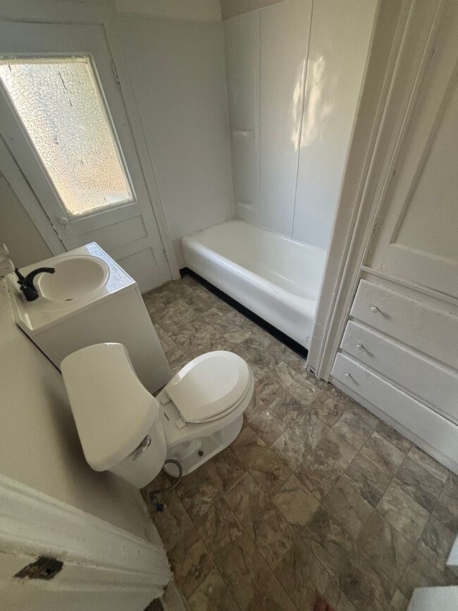 Building Photo - Beautifully Renovated 4-Bedroom Home in Cl...