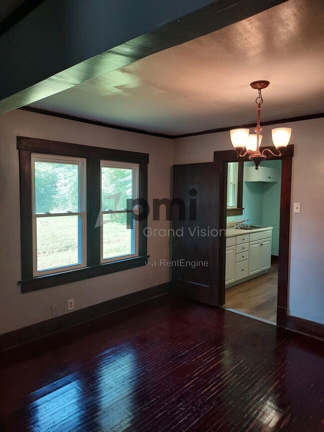 Building Photo - 853 N College St