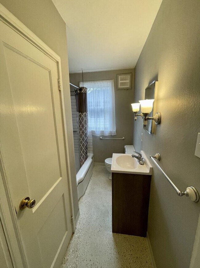 Building Photo - Huge 5-bed 2-bath house with 3rd level family room. Avail June 1 2026