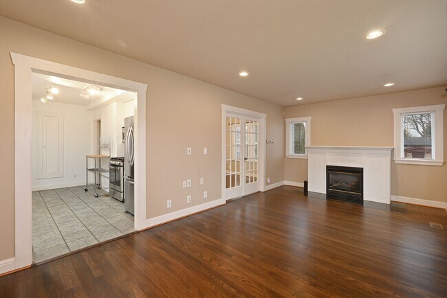 Building Photo - Charming 3 Bedroom/2 Bath Craftsman Home for Lease in Phinney/Greenlake