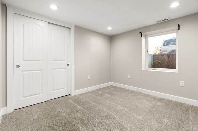 Building Photo - 8334 SE Taylor Ct