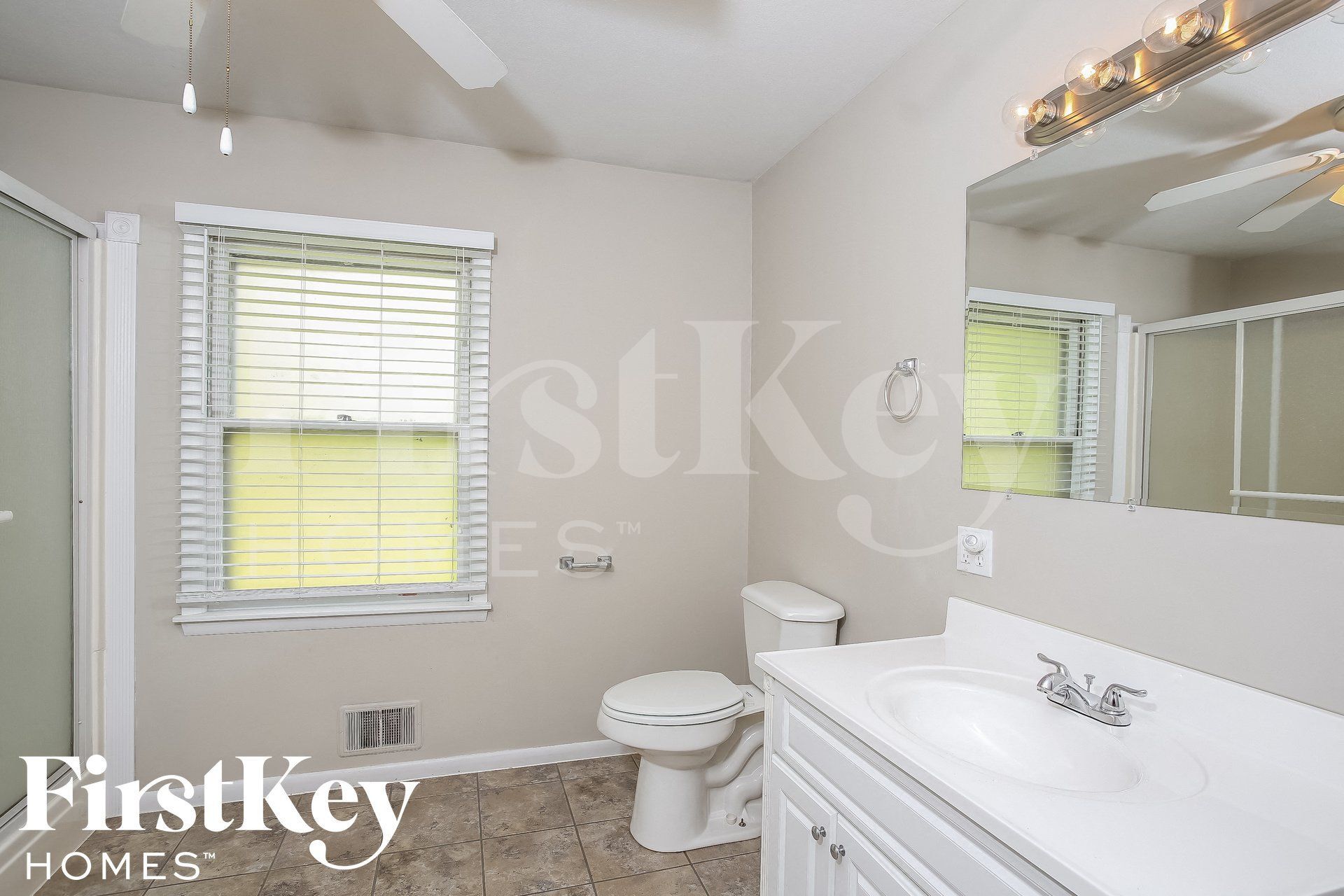 Building Photo - 607 NE Main St