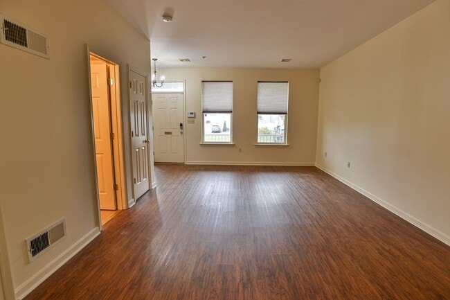 Building Photo - 3 Bedroom Single Family in Midtown with Pa...