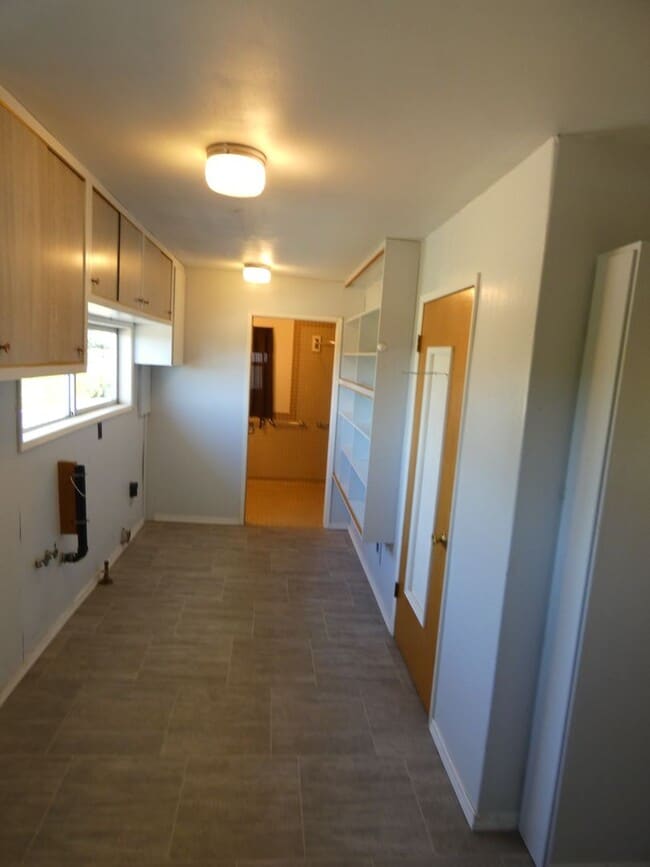 Building Photo - Central Duplex with View