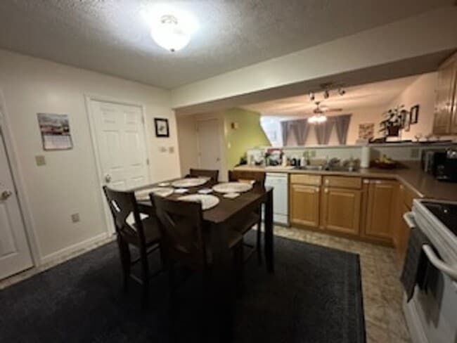 Building Photo - 2 Bedroom townhouse with garage near Med C...
