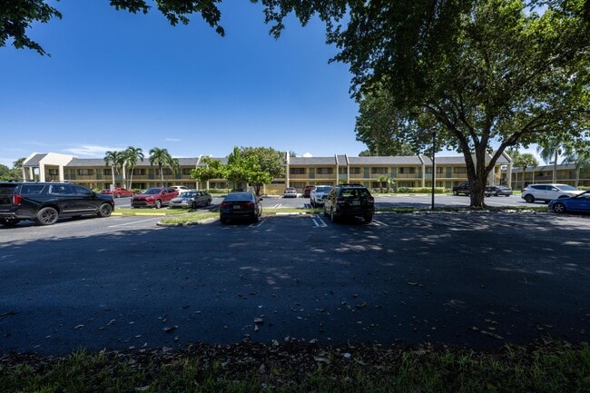 Building Photo - 1809 Meadows Cir W