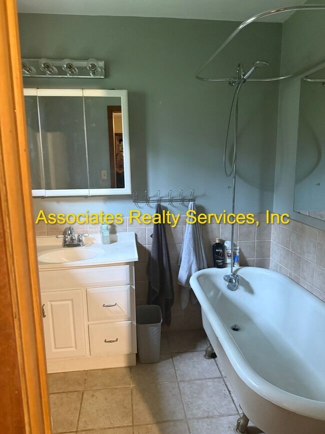 Building Photo - Country Living w/ Lots of Light!!!- Must See