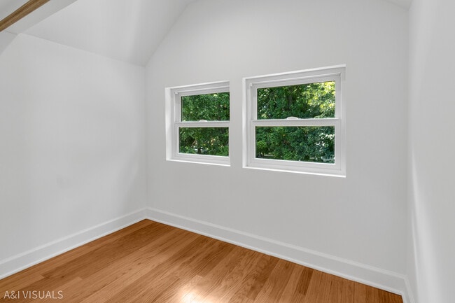 Building Photo - 5841 N Medina Ave