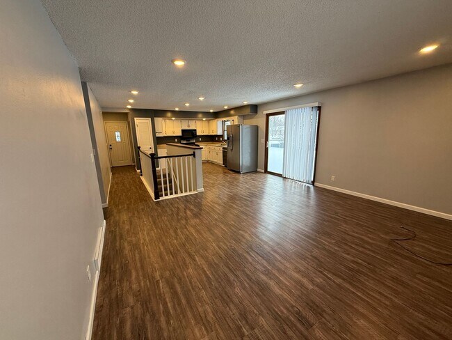 Building Photo - Welcome to this charming 3-bedroom, 2-bathroom home located in the heart of East Grand Forks, MN.