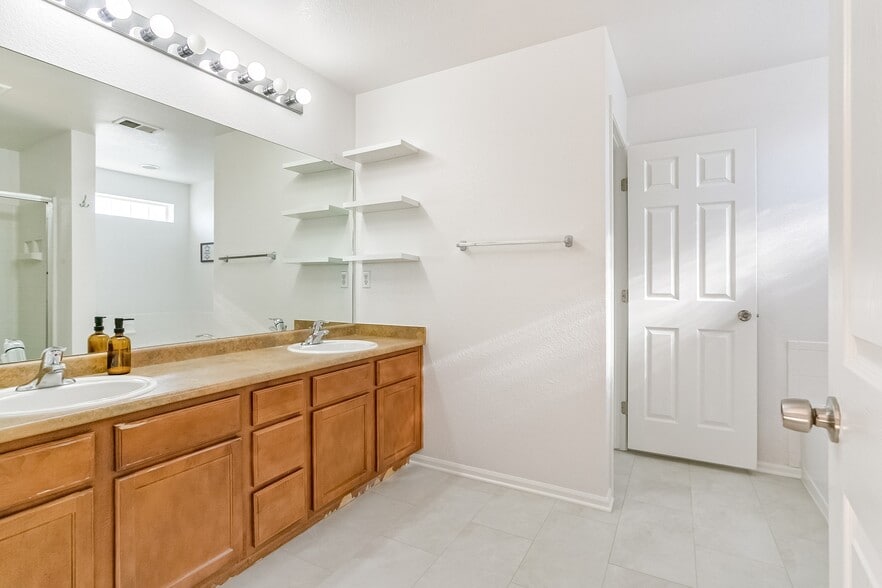 Building Photo - 5178 Netherland St