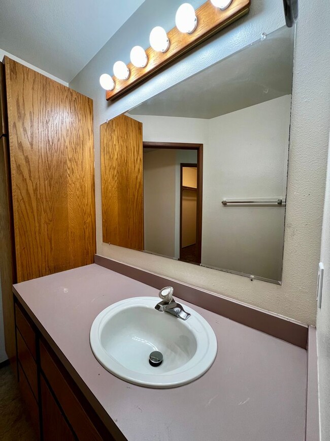 Building Photo - r205