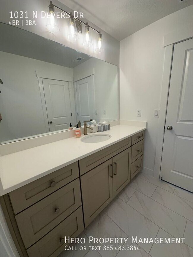 Building Photo - 1031 Devers Dr