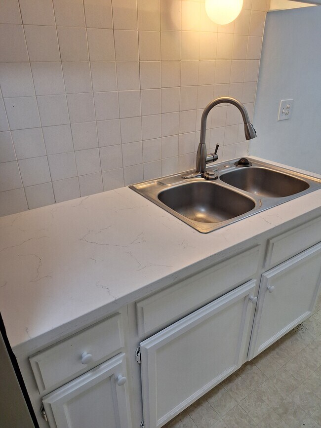 Kitchen Quartz counter sink - 3229 Glenhurst Ave