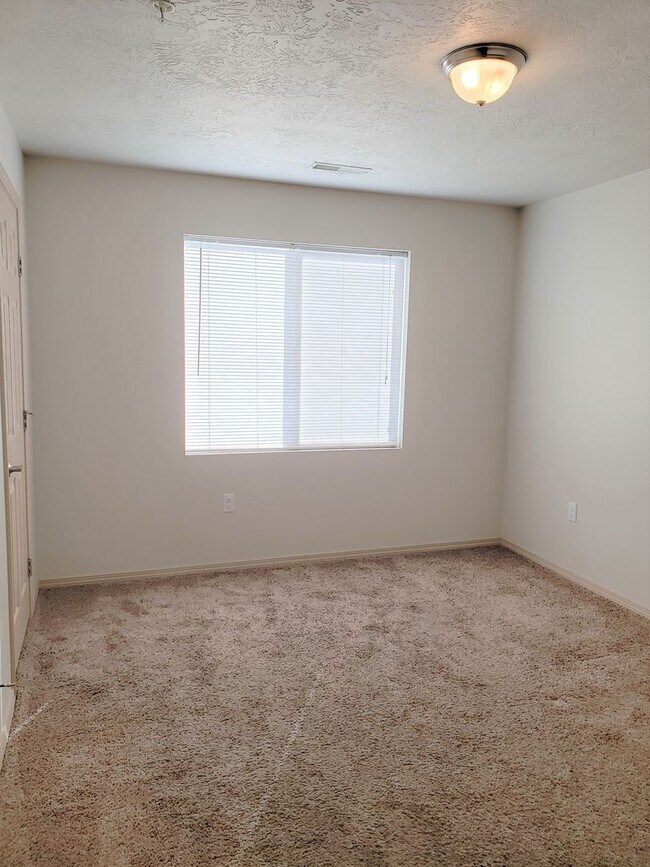 Building Photo - 1001 W Broadway Ave