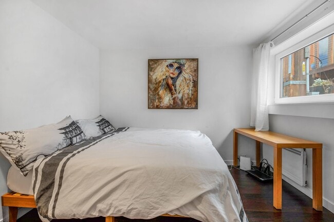 Building Photo - 2 bed 1.5 bath houseboat on Lake Union