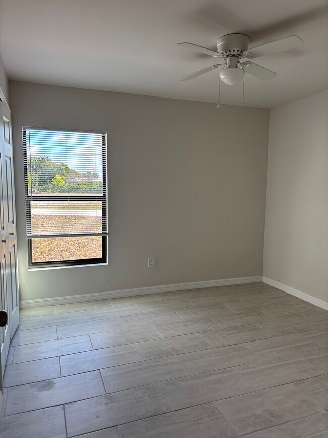 Building Photo - 1045 SE 11th Terrace