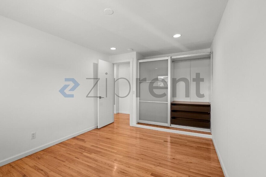 Building Photo - Unit