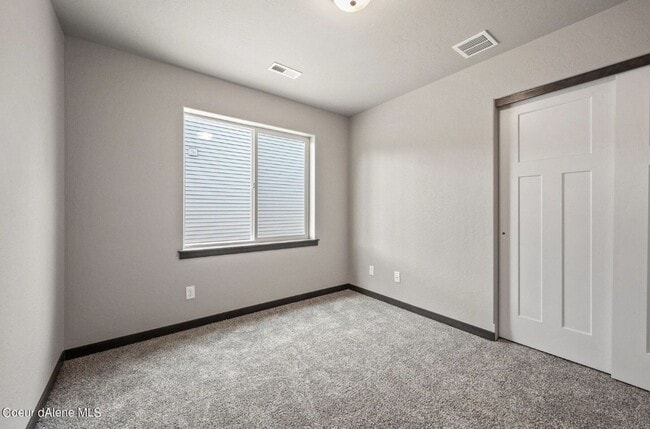 Building Photo - Home in Spirit Lake!