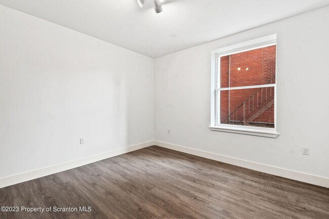 Building Photo - 19 W River St