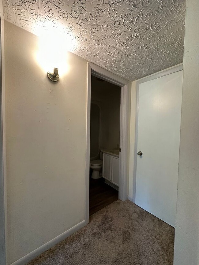Building Photo - 2 bedroom, 1 bath, Townhome Kingsport, TN