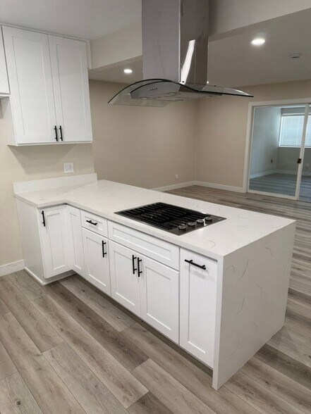 Building Photo - 340 E Shamrock St