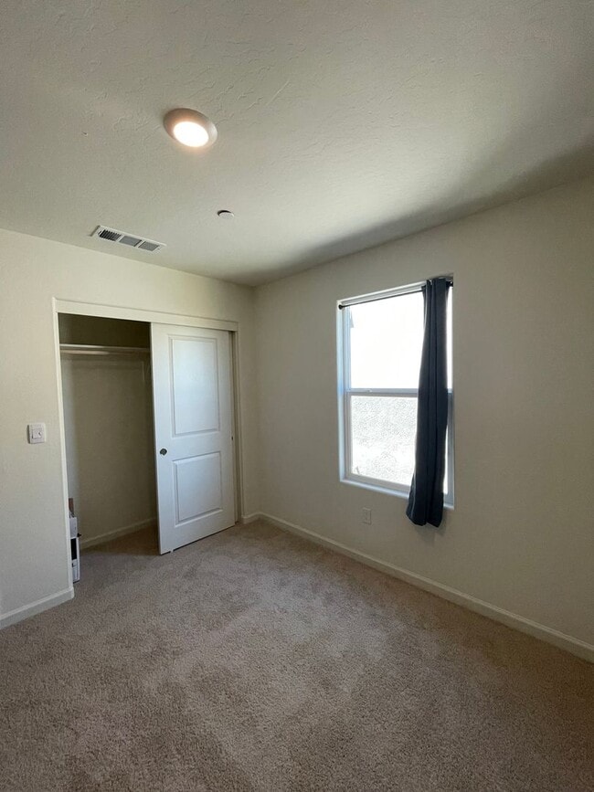 Building Photo - Beautiful 4-Bedroom, 2.5-Bathroom Two-Stor...