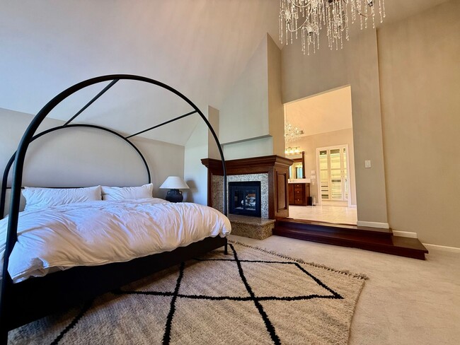 Building Photo - Stunning, Furnished 4 Bed 3.5 Bath + Offic...