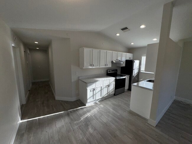 Primary Photo - 553 E Ridge Cir N